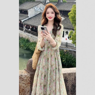 清冷贵气感出席重要场合 女装 裙子 连衣裙夏季 绿色V领碎花五分袖