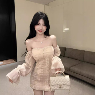 甜辣抹胸气质设计感别致蕾丝拼接长袖修身显瘦气质露背纯欲连衣裙