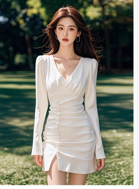 TZ4586白色连衣裙秋装女款新款收腰显瘦气质褶皱拼接V领包臀短裙