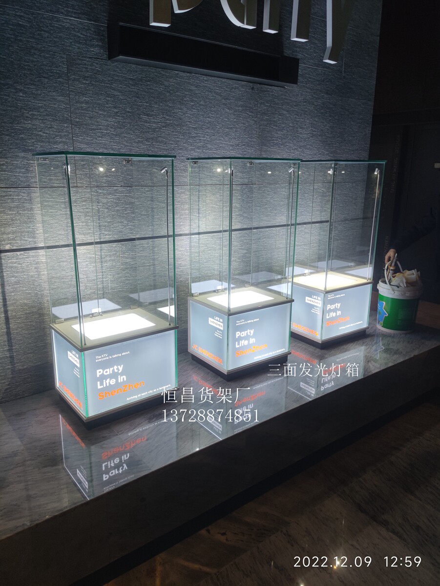三面灯箱玻璃展示柜发光柜台暴力熊手办玩具陈列柜深圳定做木制架