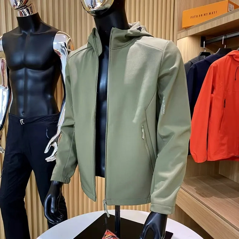 户外秋冬款软壳衣内里抓绒防风保暖经典拼接款冲锋衣拉链压胶设计