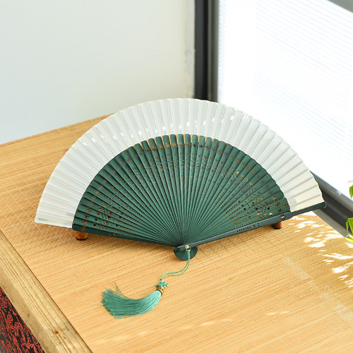 全绿绫绢头青竹镂空雕刻折扇
