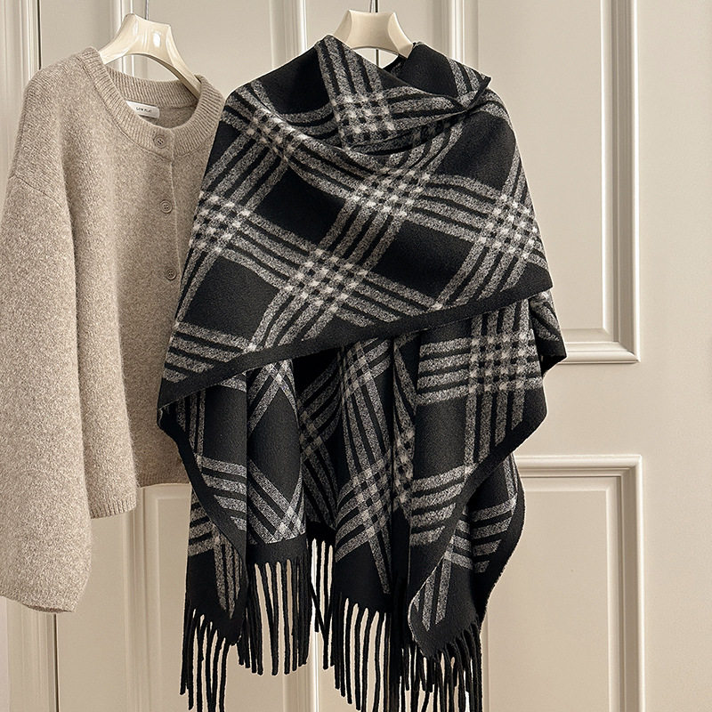 英伦风格纹披肩女士秋冬新款复古流苏空调房围巾保暖外搭斗篷披风