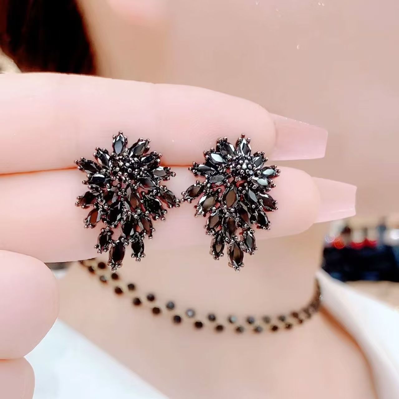 重工夸张造型黑色锆石耳钉