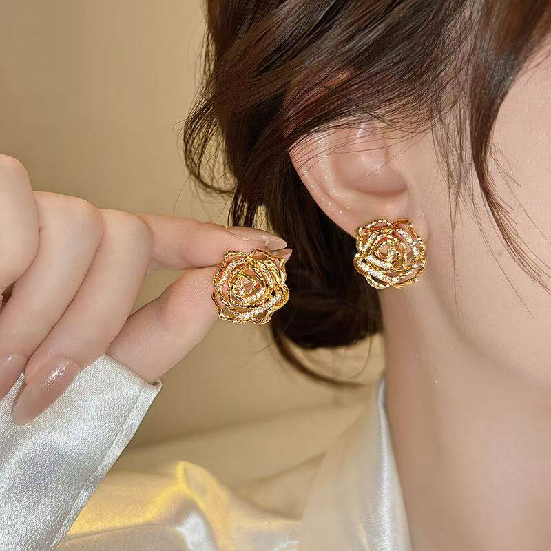 金色扭纹镂空花朵耳钉女图片