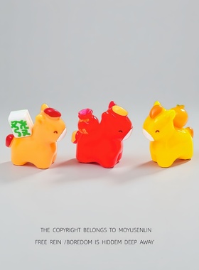 无聊了 摆一摆新年可爱发财暴富小马 治愈电脑桌工位办公室小摆件