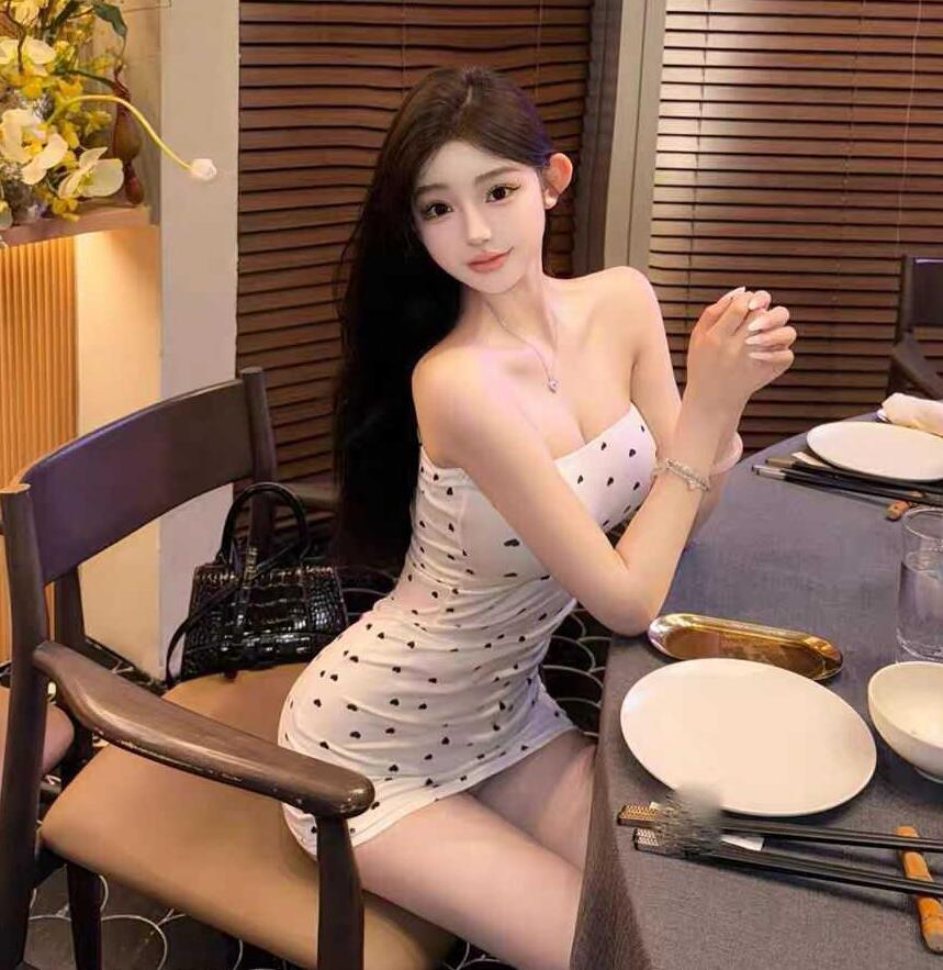 纯欲风性感波点抹胸连衣裙女夏一字肩辣妹包臀裙收腰紧身内搭短裙