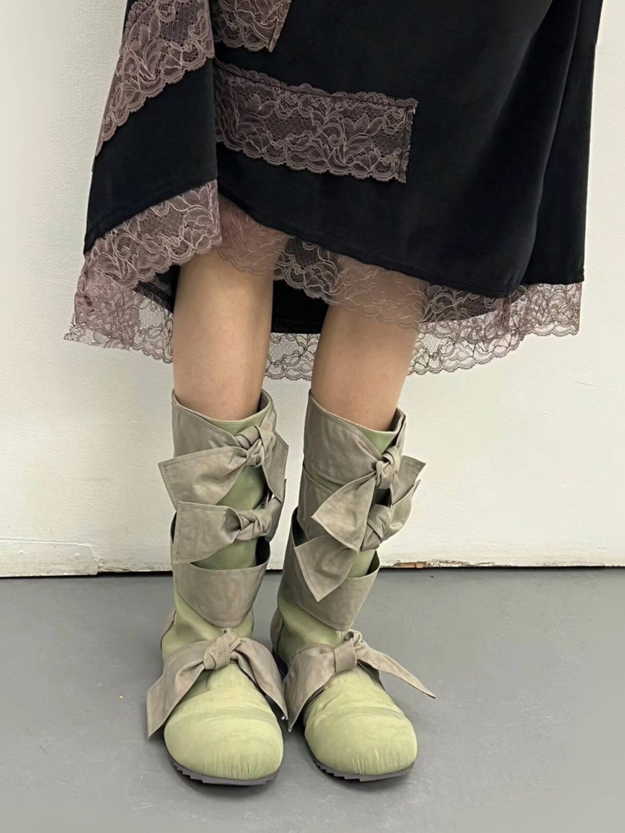 로리타 라운드 발가락 플랫 미드 송아지 부츠 2024 가을 겨울 새 스타일 스트랩 보우 백 지퍼 여성용 한국식 엄지 발가락 부츠