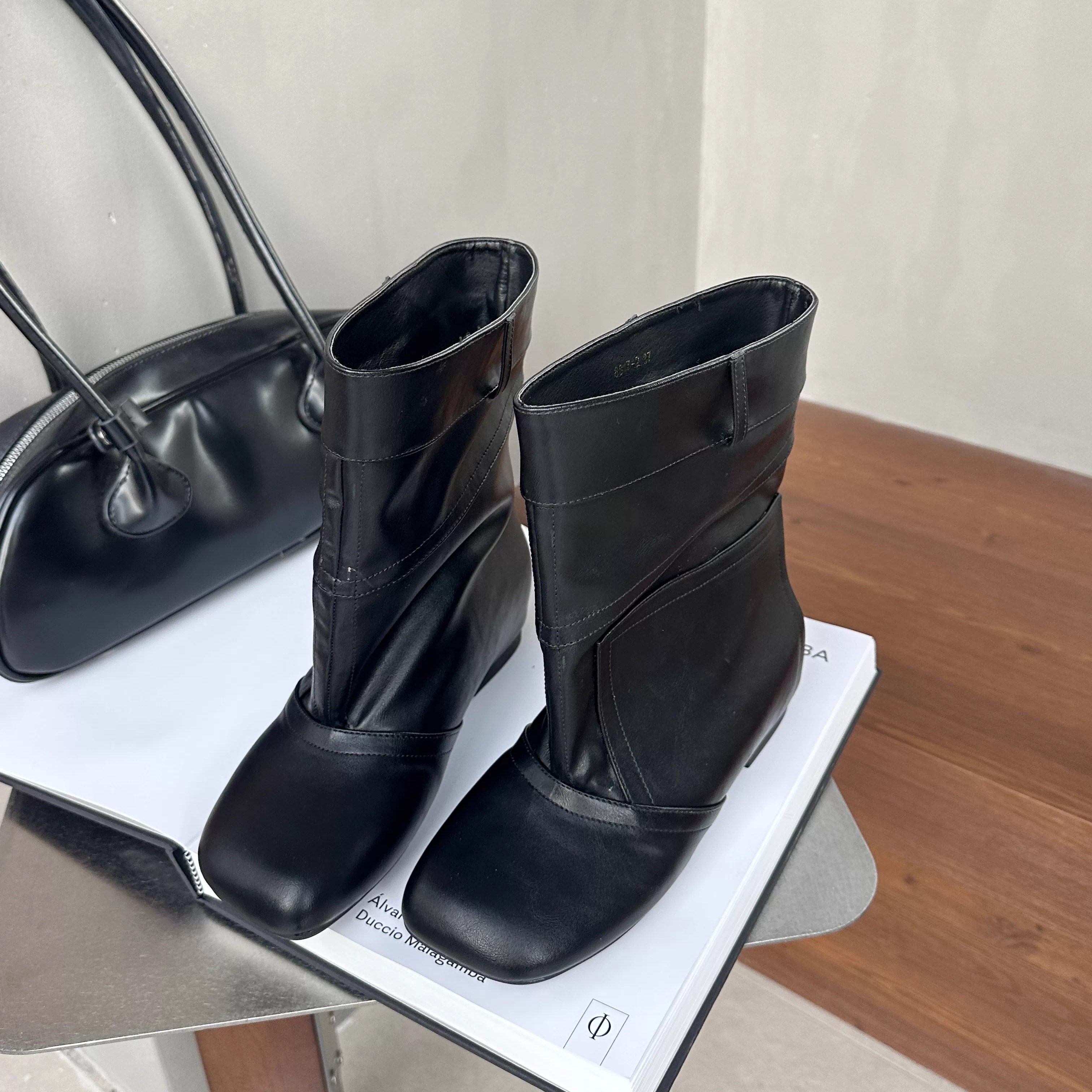 小众设计黑色宽版圆头短靴女平底内增高大筒围靴子显瘦短筒堆堆靴,女鞋,马丁靴,淘宝优惠券,粉丝福利购,淘宝优惠卷