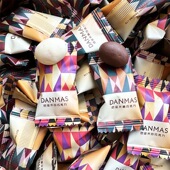 英国DENMAS丹玛仕巴旦木白巧克力坚果黑巧克力果仁高颜值喜糖零食