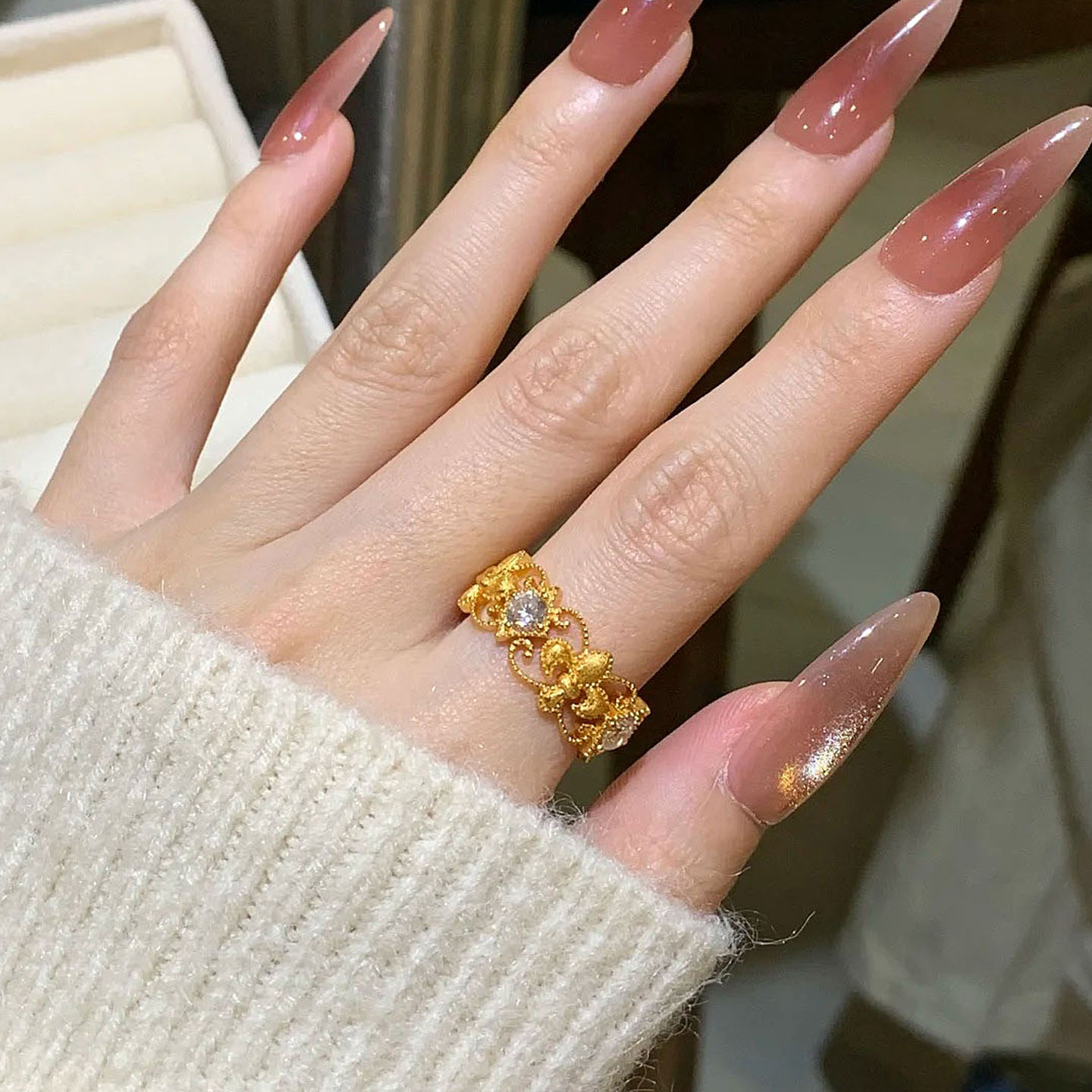 设计师拉丝金色繁花锆石戒指图片