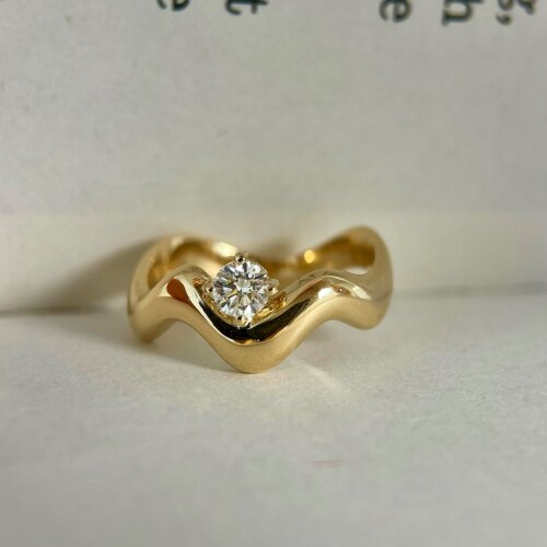 实心弧线型设计天然钻石戒指18K