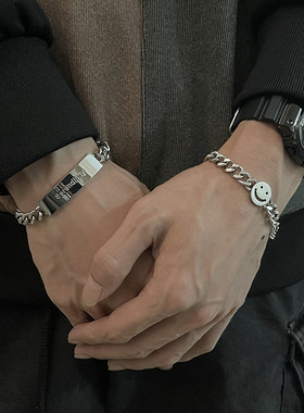 潮牌手饰学生冷淡风笑脸字母方牌