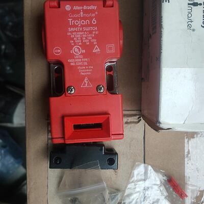 议价440K-T11407 AB罗克韦尔安全互锁开关 工控自动化配件维修