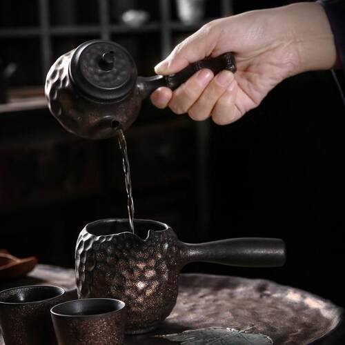 日式鎏金铁釉锤纹侧把公道杯 手工复古陶瓷公杯匀杯大容量分茶器