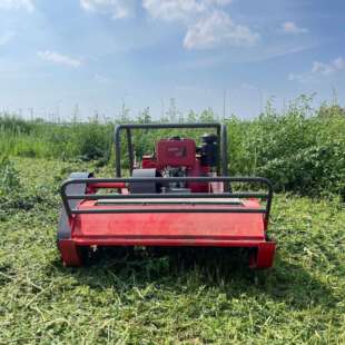 Remote-controlled lawn mower15马力果园草坪绿化开荒除草剪草机