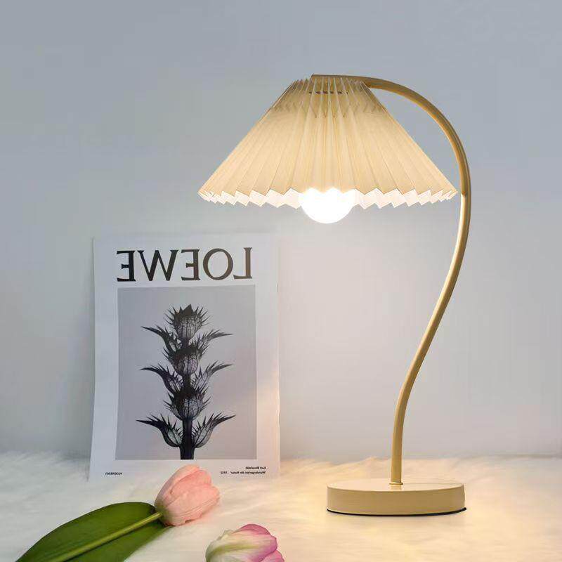 办公桌台灯卧室床头灯北欧奶油风少女心氛围灯具简约出租屋台灯