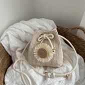 今年流行草编花朵小包包女包新款 洋气水桶包潮简约百搭斜挎包