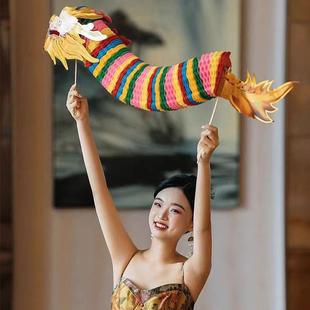 手持彩龙拍照道具结婚接亲小游戏婚礼堵门晨袍剪纸舞龙小红书同款