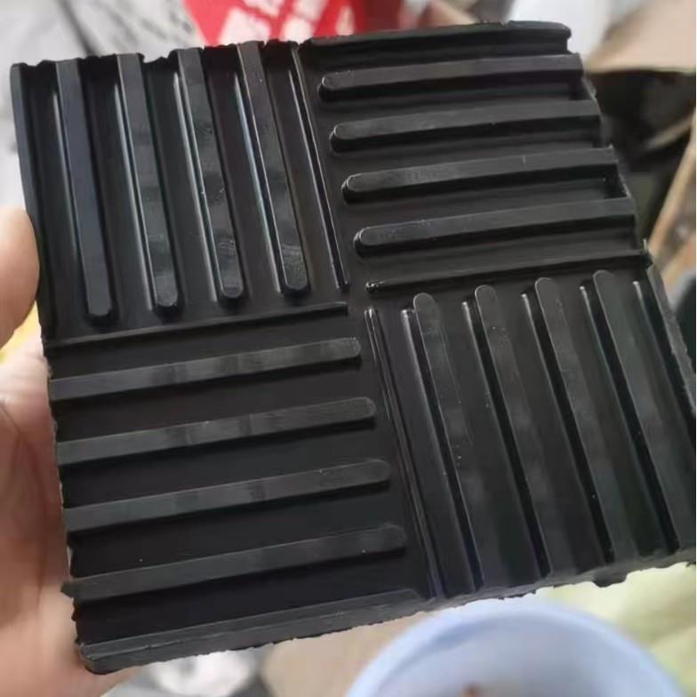 现货15mm加厚减震块空调压缩机降噪垫工业水泵电机橡胶空调减震垫