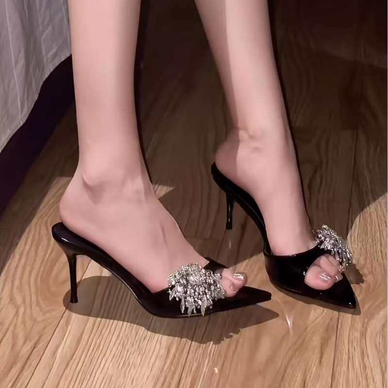 2025新款露趾尖头水钻高跟鞋女黑色漆皮露趾细跟一字拖鞋外穿拖鞋