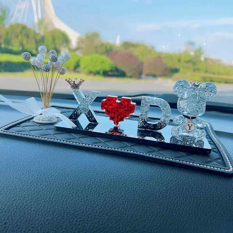 高档个性私创人制姓名字母汽车载意网红定女神表款中控台仪盘摆件