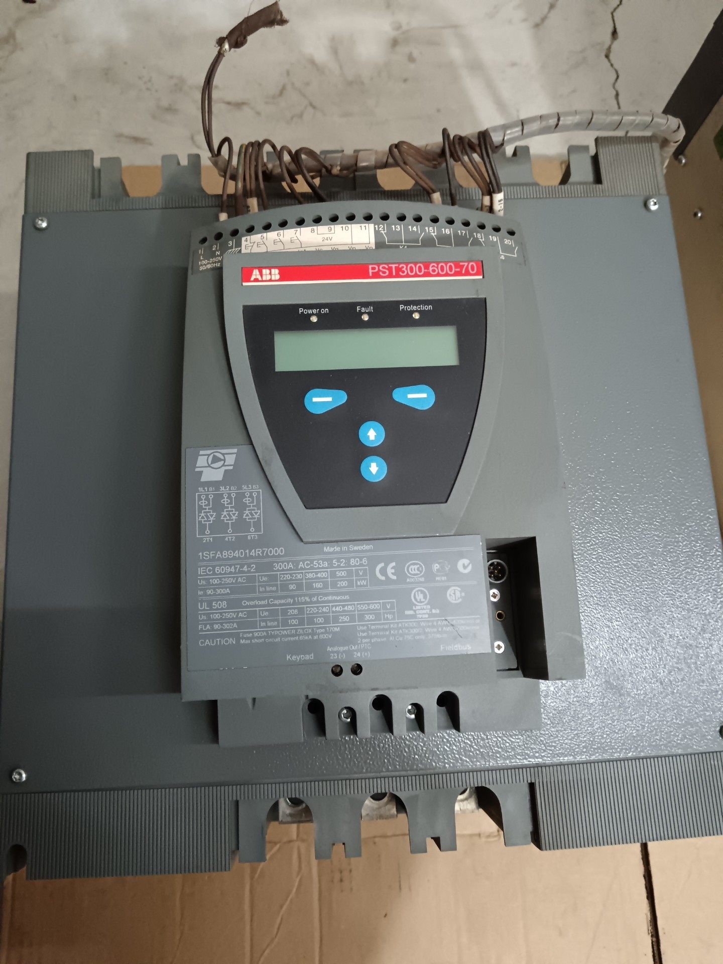 ABB  PST300-600-70软启动，拆机成色如图所示