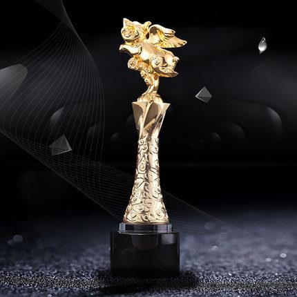 新款纪念品定 制创意金属飞猪奖杯金银铜年会奖杯小猪金猪水晶奖