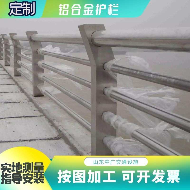河道金属护栏 河边小溪景观 木纹转印护栏 木制扶手护栏 栈道栏杆