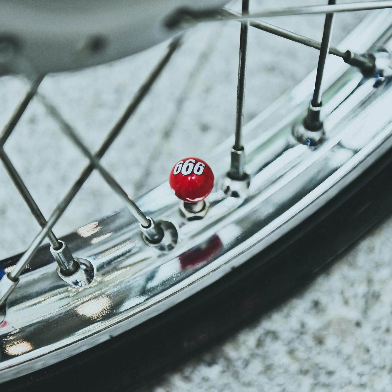 覆古摩托车摩托车改装通用个性化车牌框架螺旋阀盖装饰神话Cc110,摩托车/装备/配件,盖帽配饰,淘宝优惠券,粉丝福利购,淘宝优惠卷