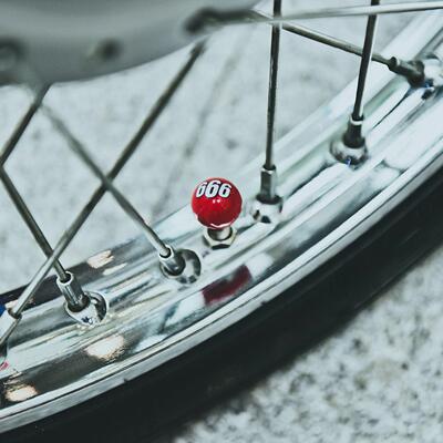 覆古摩托车摩托车改装通用个性化车牌框架螺旋阀盖装饰神话Cc110