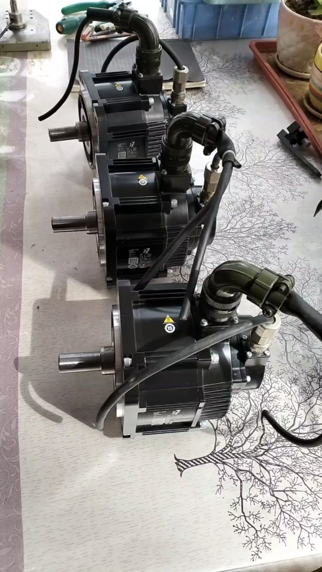 安川7系伺服电机，型号，SGN7G-09AFC61，三台，正