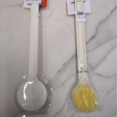 Long-handled bath brush, a great bathing tool with soft bris
