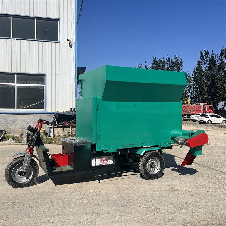 养殖场饲料颗粒撒料机喂牛喂羊自动投料机螺旋双侧出料撒料车