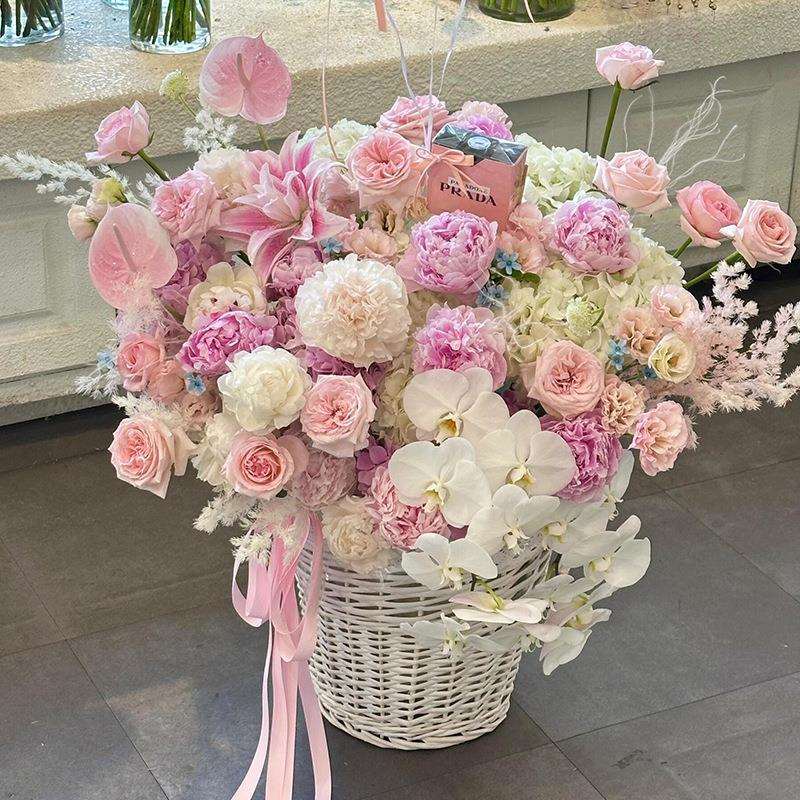 七夕节浪漫白色柳编大号花篮花束鲜花插花桶抱抱桶花艺花店图片