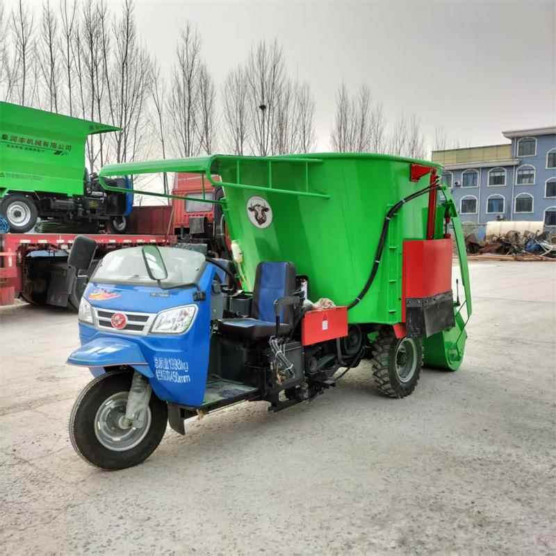 3方电动撒料车肉牛养殖三轮投喂车双出料口灵活转弯撒草车
