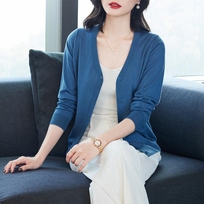 2025秋季100羊毛衫V领针织衫女开 衫短款毛衣外套宽松大尺码女装