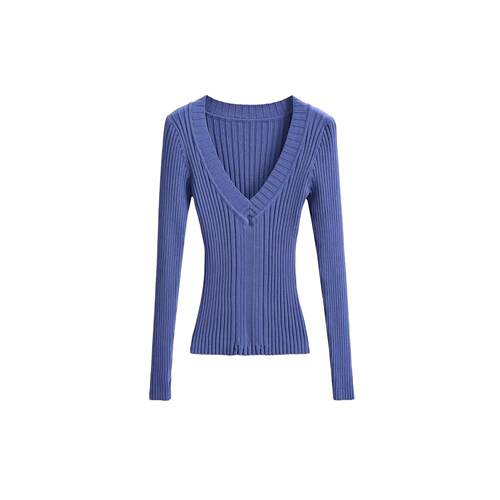 Stylish and slim V-neck knitted shirt with prominent