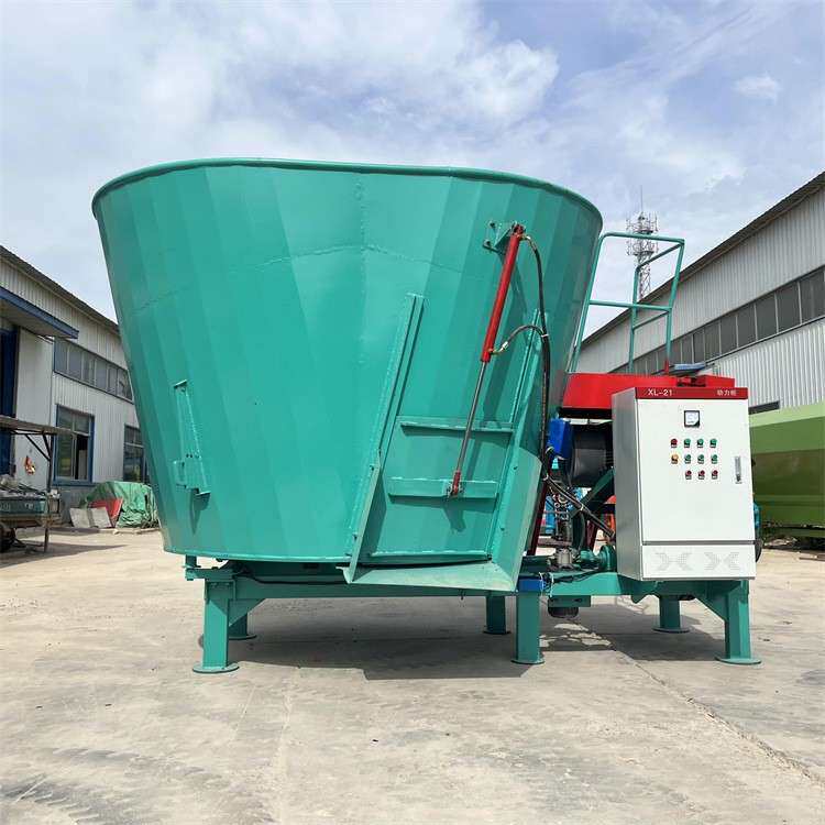 9方立式混草搅拌机双绞龙滚刀拌草制备机养殖场干湿草均匀拌料机