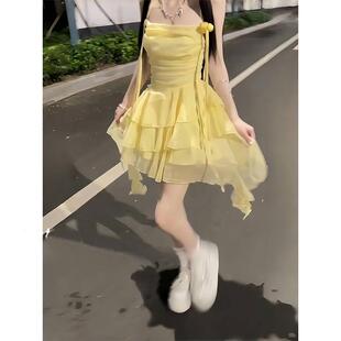 黄色不规则吊带连衣裙女夏季新款高级感小个子修身显瘦蛋糕裙短裙