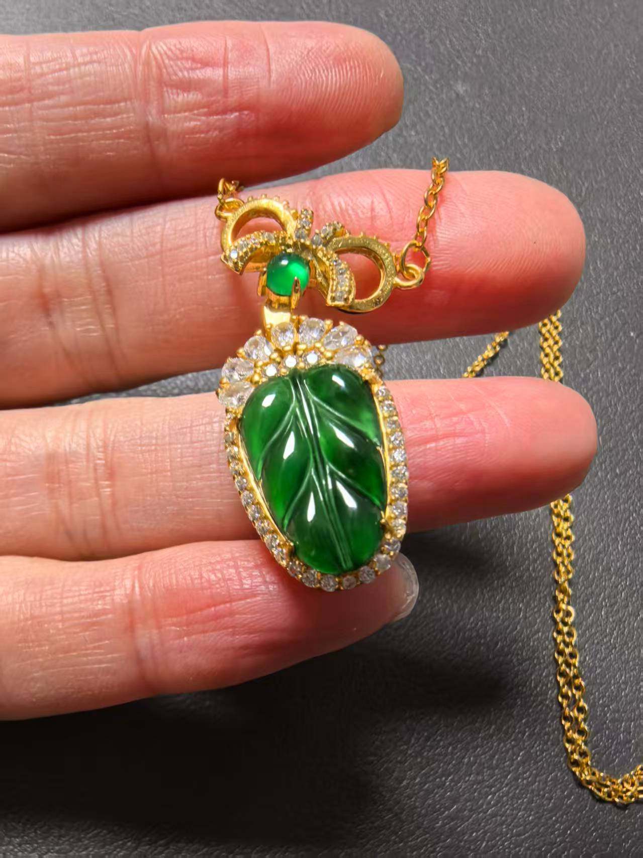 ZB79 天然翡翠A货镶嵌大叶子吊坠5.96g阳绿色配链子附鉴定证书