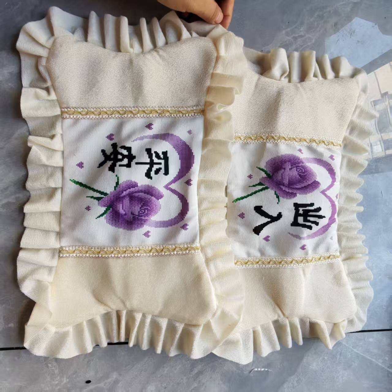 车上颈枕护头枕套带枕芯19.9一对，清货，不退换，全新的，包