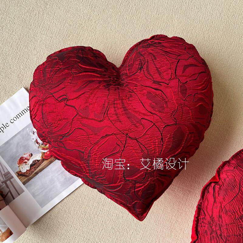新婚婚房装饰礼品送新人结婚抱枕爱心抱枕喜庆枕头爱心抱枕靠垫