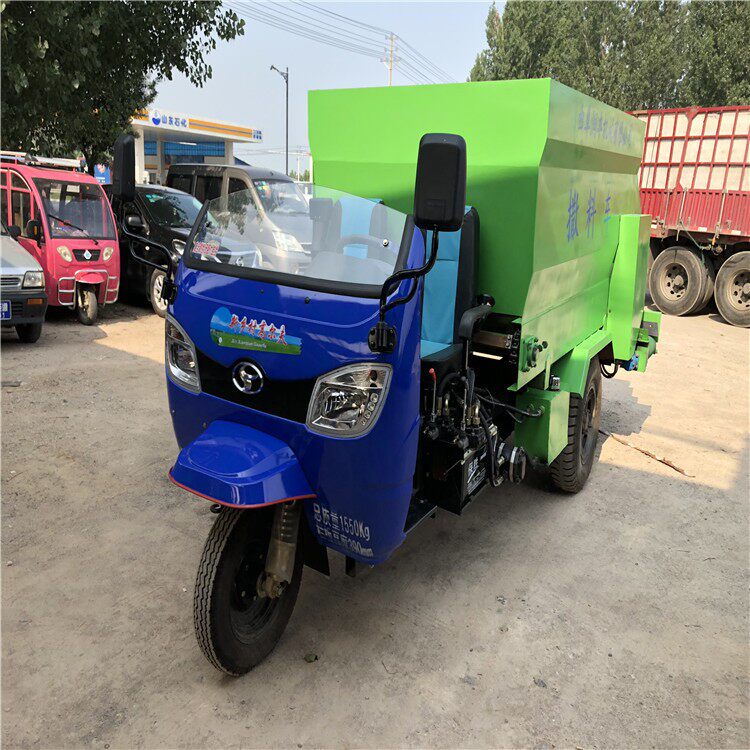 三轮自动撒料车 电动毛驴抛草车 牛羊自动撒料车价格