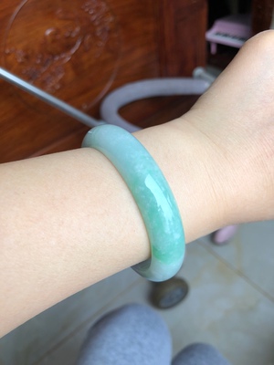 豪8印象S2翡翠手镯怎么样评判质量差有依据吗？