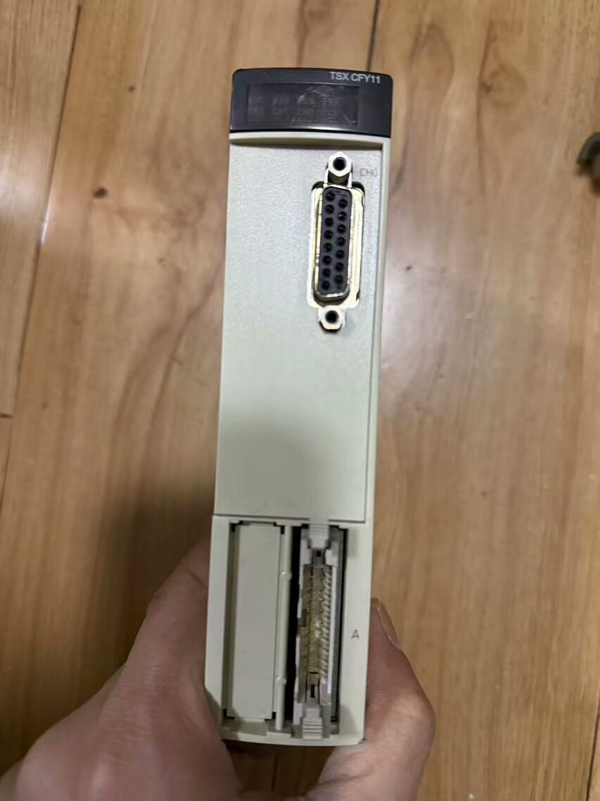 施耐德模块tsxcfy11，功能包好，成色如图所示，需要者请