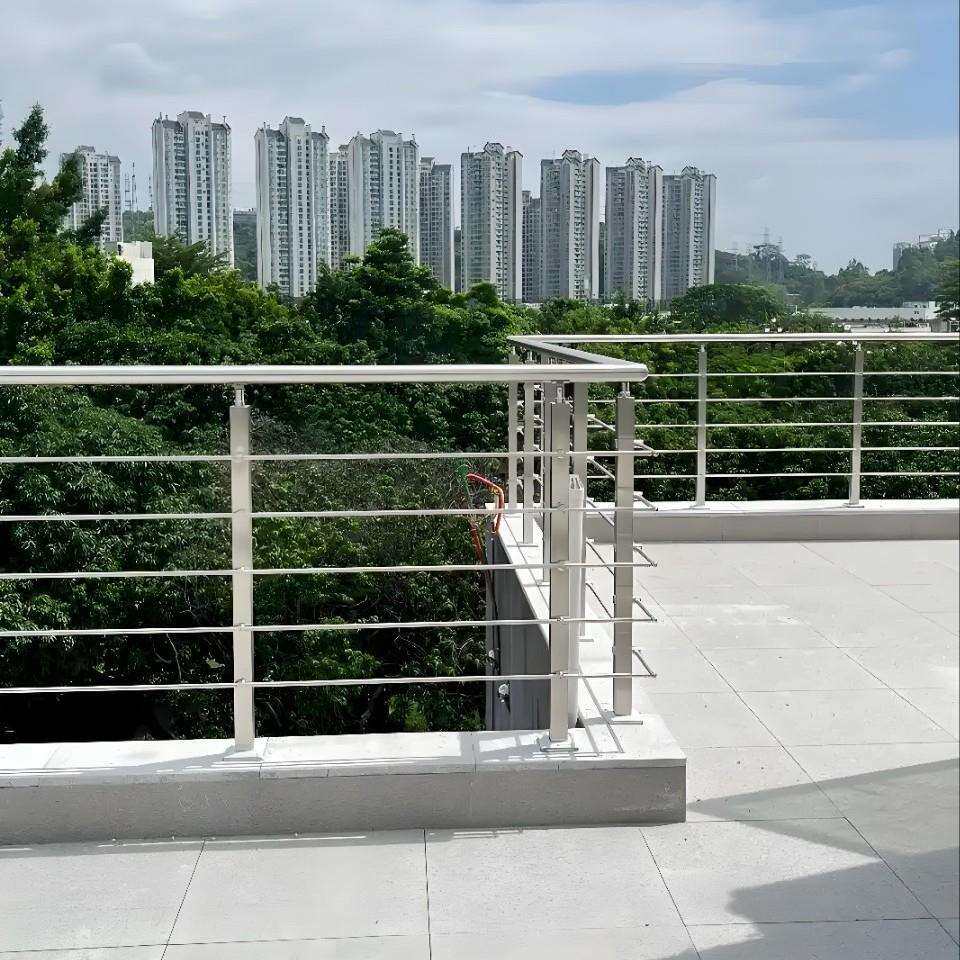 广东不锈钢露台防护栏家用方管穿拉丝立柱别墅阳台护栏连廊铁栏杆