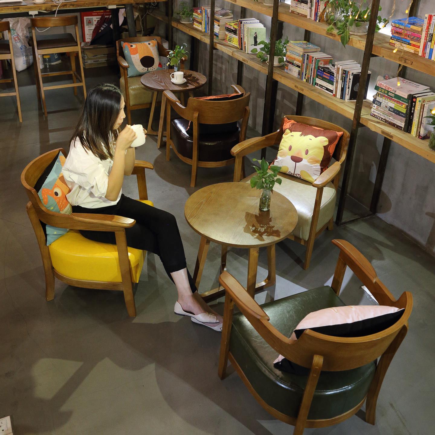 黄色皮质休闲椅搭配实木卡座桌椅组合 适用奶茶店甜品店现代简约