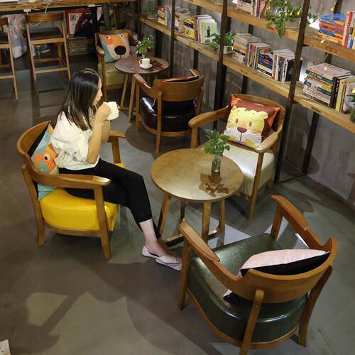 黄色皮质休闲椅搭配实木卡座桌椅组合 适用奶茶店甜品店现代简约