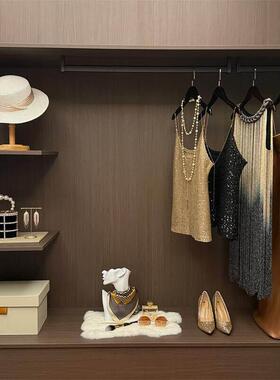 样板房衣柜软装衣服女士黑金服装组合样板间衣帽间装饰品摆件轻奢